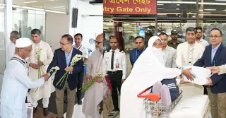 ফুল-জমজমের পানি দিয়ে ফিরতি হজযাত্রীদের অভ্যর্থনা জানালো বিমান বাংলাদেশ